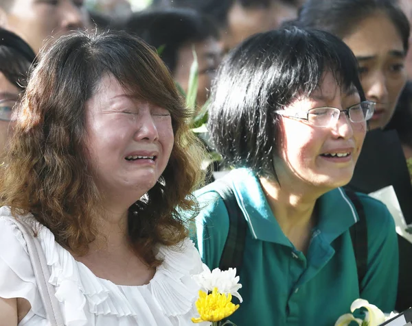 在旧金山机场发生的韩亚航空公司飞机失事中遇难的中国留学生刘一鹏 王林佳和叶梦元的家属和同学 在8月1日中国东部浙江省江山市举行的追悼会上哭泣 — 图库照片