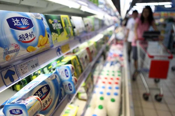 Een Klanten Winkel Voor Danone Yoghurt Een Supermarkt Peking China — Stockfoto