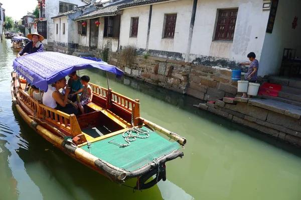 Turisták Csónakot Folyón Xidi Falu Yixian Megyében Huangshan Város Kelet — Stock Fotó