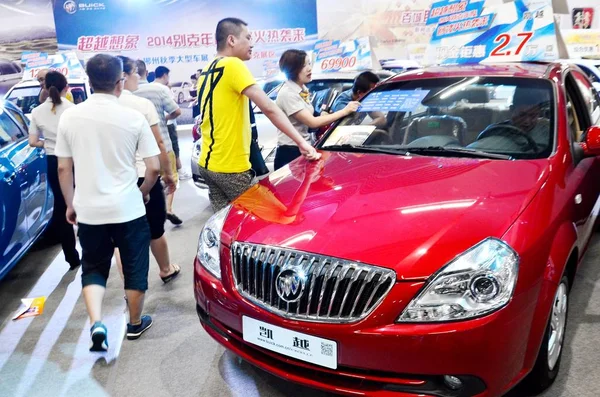 Visitatori Vedono Una Buick Excelle Shanghai Una Joint Venture Tra — Foto Stock