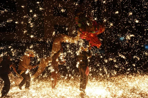 Dancers Perform Fire Dragon Dance Shower Molten Iron Celebrate Chinese — Stock Photo, Image