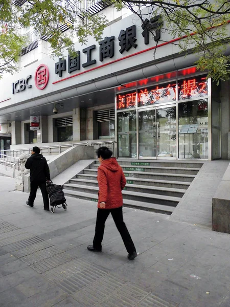 Gyalogosok Járni Elmúlt Fióktelepe Icbc Ipari Kereskedelmi Bank China Pekingben — Stock Fotó