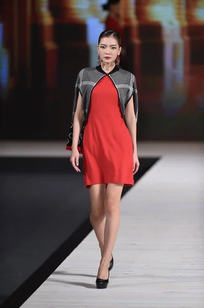 モデルは 2014 中国の北京で中国ロンドンファッションウィークの春 2015 年中に暖かいウサギ荘 Ganran ファッションショーで庄 Ganran デザイナーによる新しい創造を表示します — ストック写真
