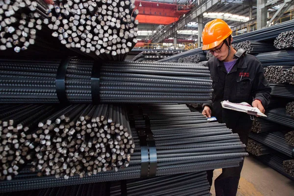 2014年11月16日 中国东部江苏省连云港市一家钢铁厂 一名中国工人正在检查钢筋加固情况 — 图库照片