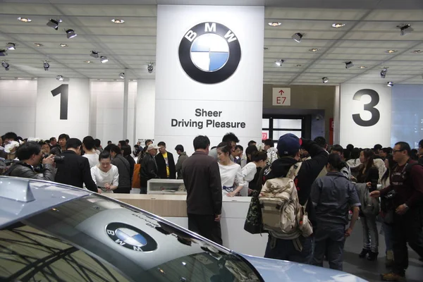 Mensen Bezoeken Stand Van Bmw Tijdens 15E Shanghai International Automobile — Stockfoto