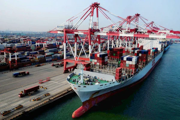 Een Containerschip Ligplaatsen Een Kade Haven Van Qingdao Qingdao City — Stockfoto