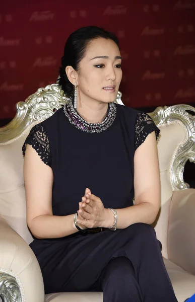 中国の女優コン リーは 2014 中国の北京で中国ロンドンファッションウィークの春 2015 年中に照準のファッションショーの前にポーズします — ストック写真