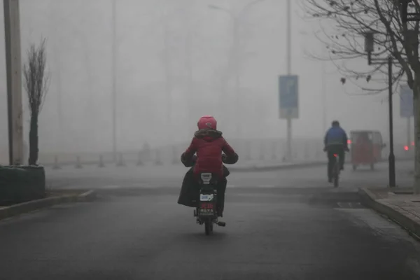 Cyclers Drive Road Heavy Smog Beijing China Febbraio 2013 — Foto Stock