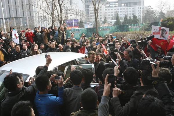 英語のサッカーのスーパー スター デビッド ベッカム 2013 東中国山東省青島市内シャングリ ホテルに到着すると ファンの群衆に囲まれています — ストック写真