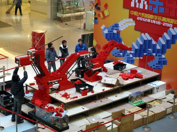 Miejscowi Mieszkańcy Używają Kamieni Lego Zbudować Smoka Centrum Handlowym Shenyang — Zdjęcie stockowe
