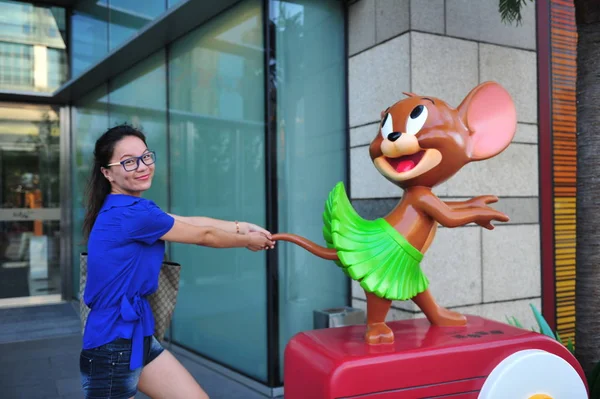 Eine Junge Frau Posiert Mit Einer Skulptur Der Zeichentrickfigur Jerry — Stockfoto