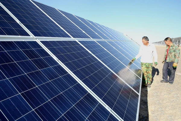Lavoratori Cinesi Esaminano Pannelli Solari Una Centrale Fotovoltaica Nella Contea — Foto Stock