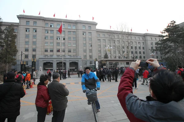 Gente Reúne Puerta Del Ministerio Ferrocarriles Para Disolverse Beijing China — Foto de Stock