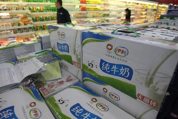 Cartoni Latte Puro Yili Sono Vendita Supermercato Nella Città Nantong — Foto Stock