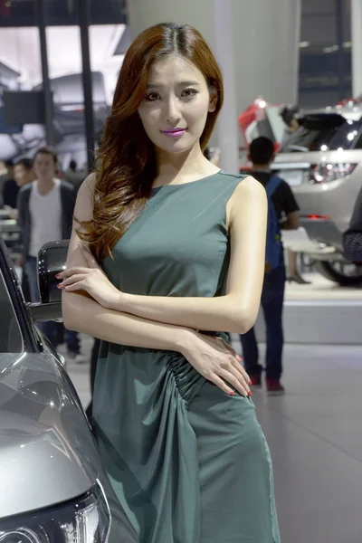 Een Model Vormt Met Een Auto Tentoongesteld Tijdens 12E China — Stockfoto