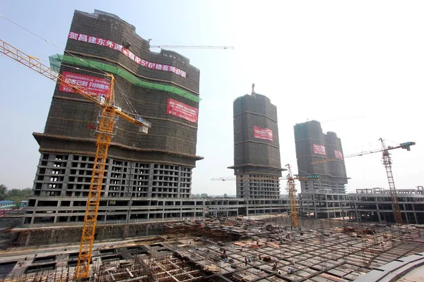 Chinesische Wanderarbeiter Arbeiten Auf Der Baustelle Eines Wohn Und Geschäftsimmobilienprojekts — Stockfoto