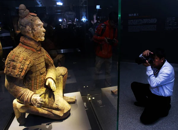Visitor Takes Photos Colored Terracotta Warrior Exhibition Colored Terracotta Warriors — Stock Photo, Image