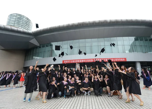 Datei Chinesische Absolventen Akademischen Gewändern Werfen Hüte Die Luft Ihren — Stockfoto