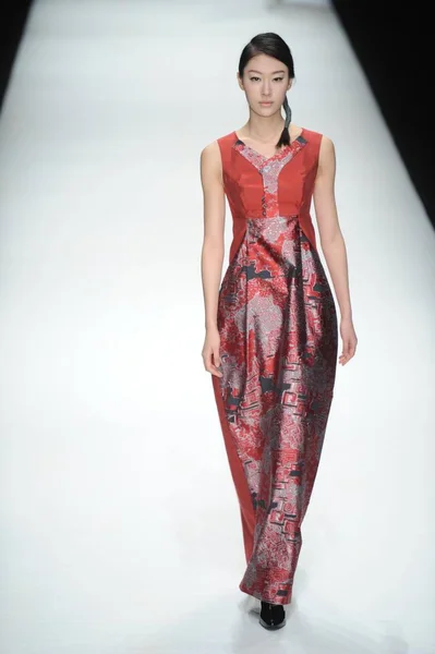 モデルは 2014 中国の北京で中国ロンドンファッションウィークの春 2015 年の間に Lianvis 連恵慶のファッションショーでリアン恵慶デザイナーによって新しい創造を表示します — ストック写真