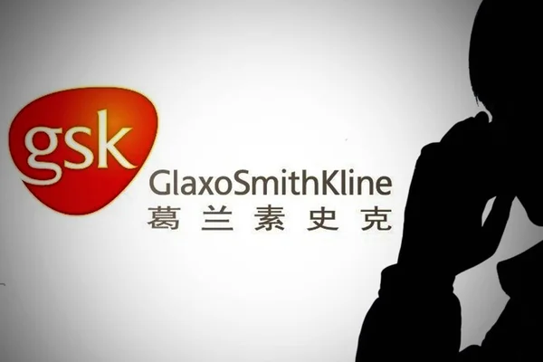 Une Chinoise Parle Sur Son Téléphone Portable Devant Logo Glaxosmithkline — Photo