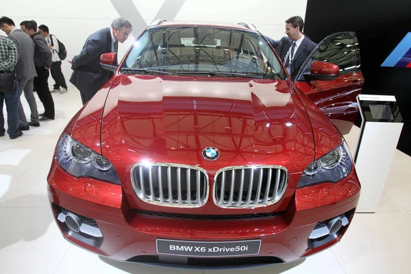Visitors Look Bmw Xdrive50I 13Th Shanghai International Automobile Industry Exhibition — Stock Photo, Image