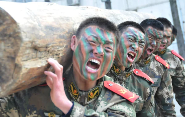 Tentara Cina Membawa Kayu Bahu Mereka Dalam Sesi Pelatihan Kota — Stok Foto