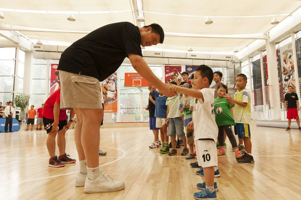 Ушедший Пенсию Китайский Баскетболист Мин Слева Пожимает Руку Молодому Студенту — стоковое фото