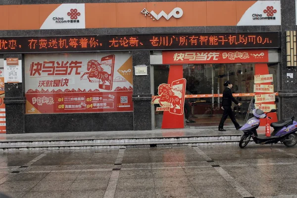 Seorang Pejalan Kaki Melewati Cabang China Unicom Kota Langxi Timur — Stok Foto