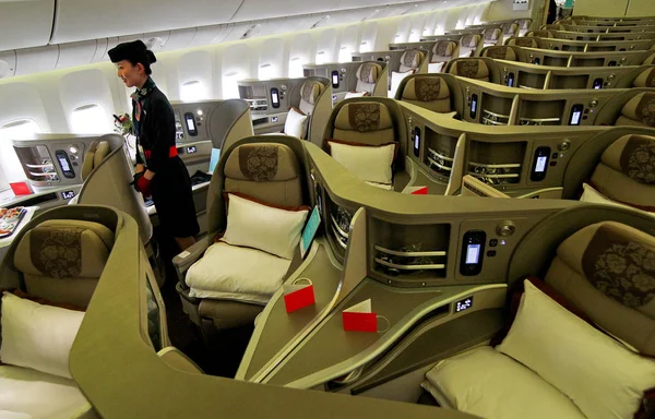 Een Stewardess Poses Een Business Class Cabine Van Een Boeing — Stockfoto