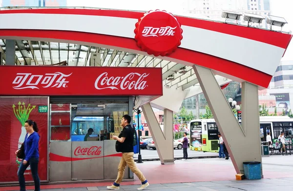 Voetgangers Lopen Langs Een Advertentie Van Coca Cola Shanghai China — Stockfoto