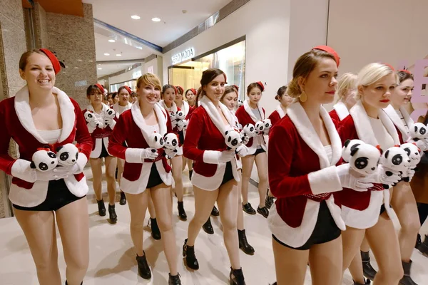 Chinese Foreign Girls Hold Toy Pandas Parade Celebrate Christmas Shopping — Stock Photo, Image