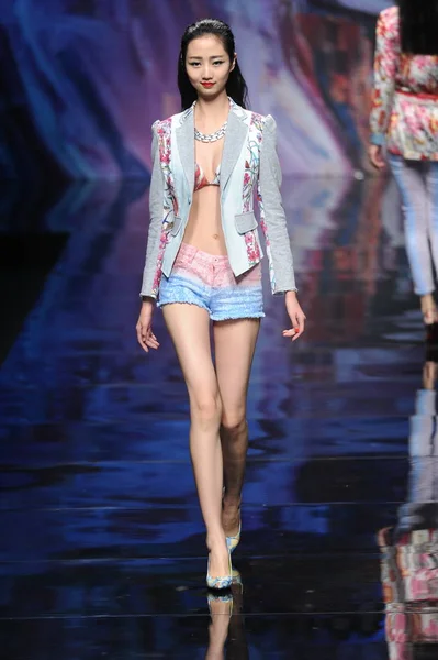 モデルは 2014 中国北京で中国ロンドンファッションウィークの春 2015 年の間に Dnim ファッションショー デザイナー陳温によって新しい創造を表示します — ストック写真
