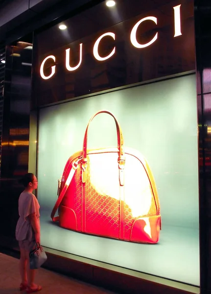 Una Mujer China Mira Anuncio Marca Lujo Gucci Nanjing Provincia — Foto de Stock