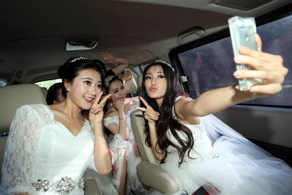 Женщины Китайские Выпускницы Одетые Свадебные Платья Делают Селфи Выпускных Фотографий — стоковое фото