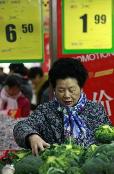 Китайський Покупець Купує Овочі Супермаркеті Місті Huaibei Східний Chinas Провінція — стокове фото