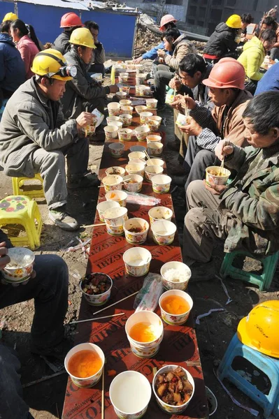 Chinese Migrerende Werknemers Eten Lunch Bouwplaats Van Een Woningproject Guiyang — Stockfoto