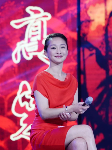 2014年10月14日 中国女星周迅在中国东部山东省济南市为她的新款电视剧 红高粱 举行的首映式上微笑 — 图库照片