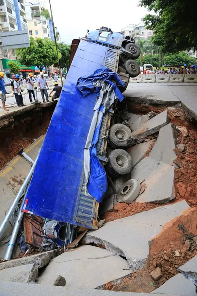Camión Está Varado Sumidero Medio Una Carretera Ciudad Wuzhou Sur — Foto de Stock