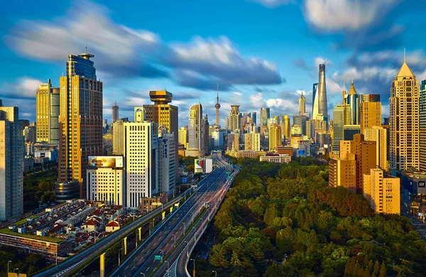 高層ビルとの距離 2014 上海での陸家嘴金融地区の隣に高架道路の表示 — ストック写真