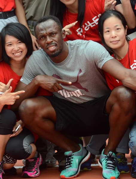 Jamaicaanse Sprinter Usain Bolt Centreren Poses Met Chinese Ventilators Een — Stockfoto