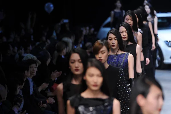 Modelos Exibem Novas Criações Designer Moda Chinês Alex Wang Peiyi — Fotografia de Stock