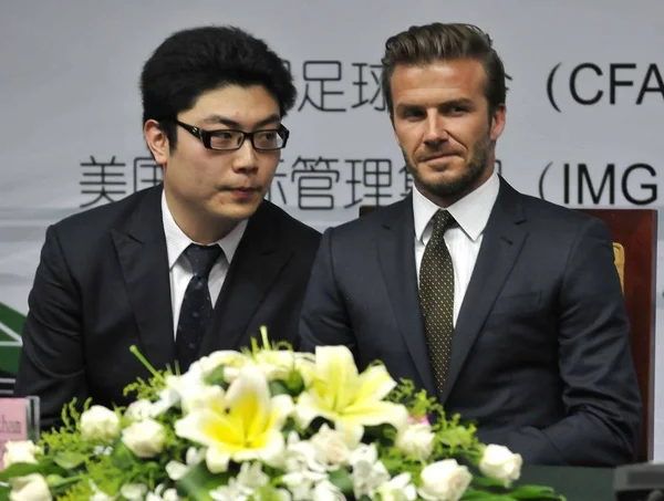 Superstar Del Calcio Inglese David Beckham Destra Ascolta Suo Traduttore — Foto Stock