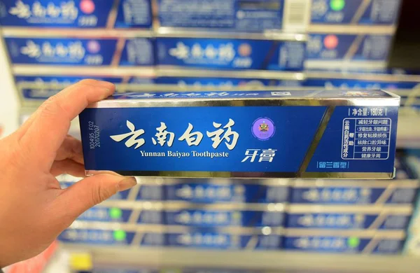 Customer Shops Tube Yunnan Baiyao Toothpaste Yunnan Baiyao Group Supermarket — Stock Photo, Image