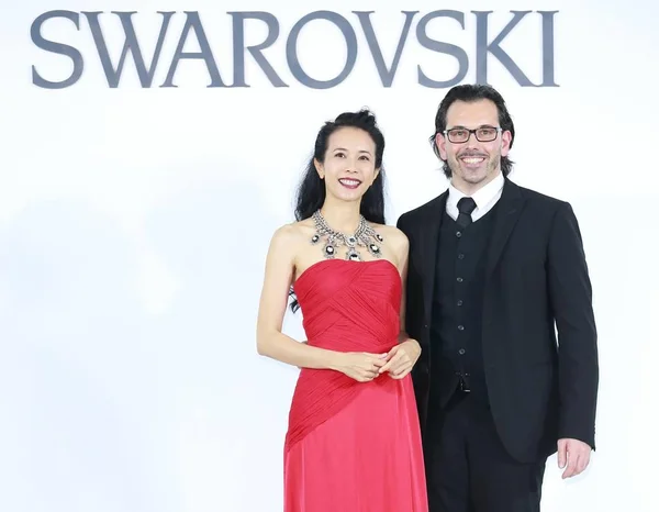 Cantante Actriz Hong Kong Karen Mok Izquierda Posa Con Ejecutivo — Foto de Stock