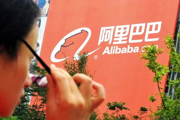 Pěší Prochází Kolem Inzerátu Alibaba Com Hangzhou Východní Chinas Provincie — Stock fotografie