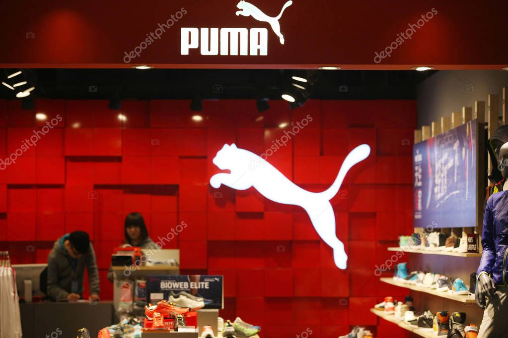 Los Empleados Chinos Ven Una Tienda Ropa Deportiva Alemana Marca Foto editorial de stock ChinaImages 241812594