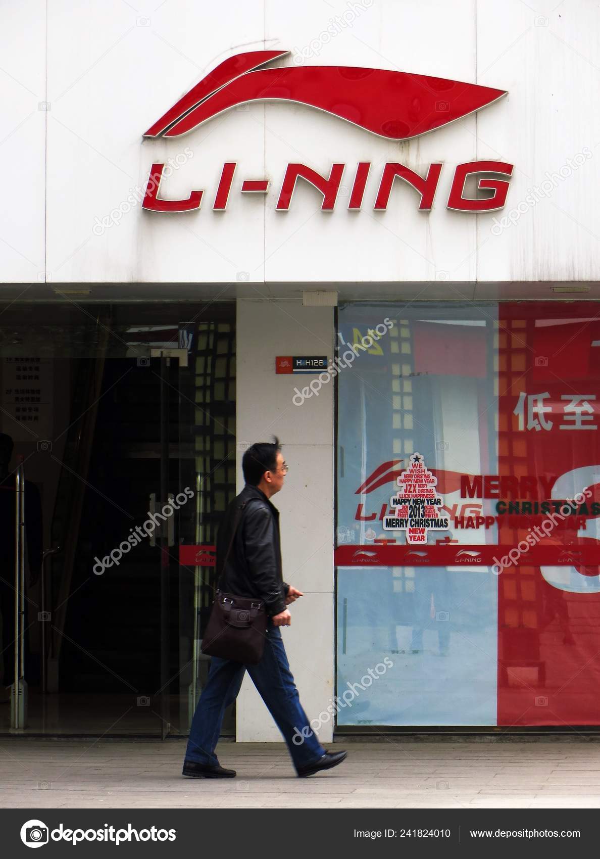 Peaton Pasa Por Una Tienda Ropa Deportiva Ning Ciudad Yichang Foto editorial de stock 241824010 ChinaImages