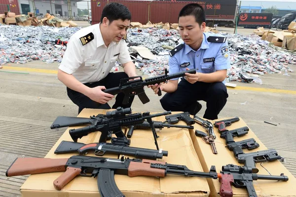 Κινέζοι Τελωνειακοί Και Αστυνομικοί Ελέγχουν Απομιμήσεις Όπλων Που Πρέπει Καταστραφούν — Φωτογραφία Αρχείου