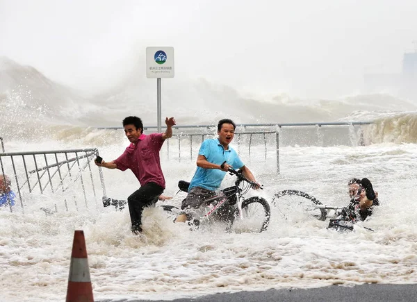 Китайских Гостей Смывает Приливная Волна Над Берегом Реки Цяньтан Городе — стоковое фото