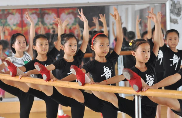Молодые Китайские Школьницы Учатся Танцам Школе Время Летних Каникул Округе — стоковое фото